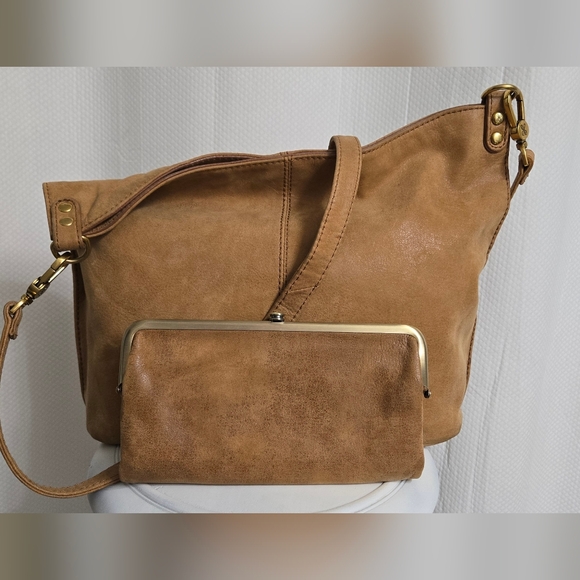 HOBO Handbags - EUC HOBO Tan Leather Women's Bag Set